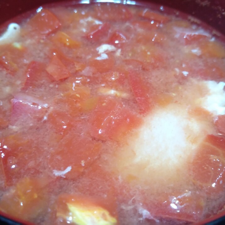 落とし卵とトマトのスープ